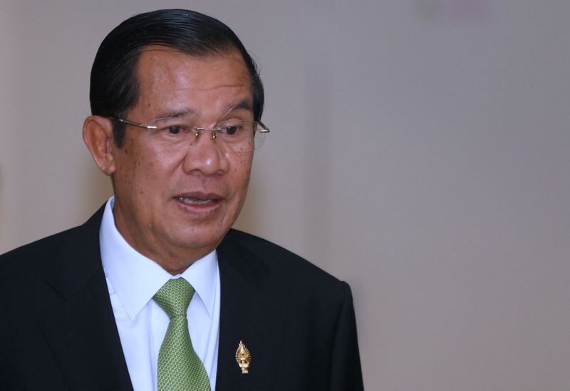 &copy; Reuters. رئيس وزراء كمبوديا هون سين خلال جلسة بالبرلمان في فنومبينه‭ بصورة من أرشيف رويترز.