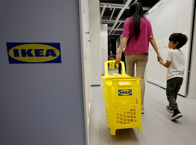 &copy; Reuters. Une femme et son enfant dans un magasin IKEA à Nice. /Photo prise le 11 mai 2022/REUTERS/Eric Gaillard