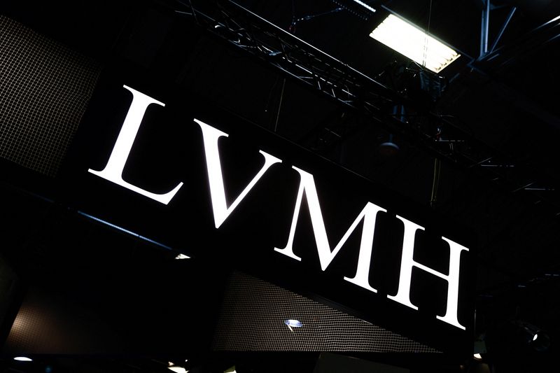 &copy; Reuters. Le logo de LVMH au parc des expositions Porte de Versailles à Paris. /Photo prise le 15 juin 2023/REUTERS/Gonzalo Fuentes