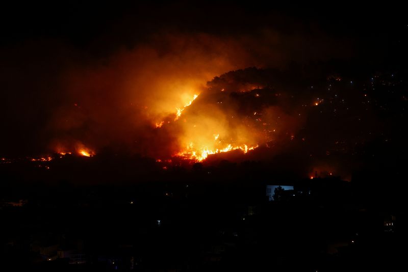 &copy; Reuters. Un incendio forestal arde en el pueblo siciliano de Romitello, cerca de Palermo, Italia. 25 de julio de 2023. REUTERS/Alberto Lo Bianco