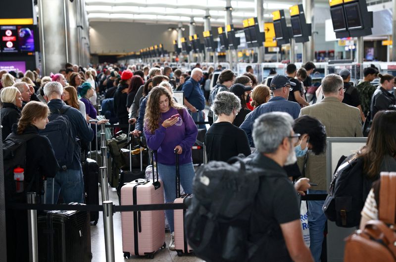 &copy; Reuters. FOTO DE ARCHIVO: Pasajeros hacen cola dentro de la terminal de salidas de la Terminal 2 del aeropuerto de Heathrow en Londres, Reino Unido, 27 de junio de 2022. REUTERS/Henry Nicholls/Foto de archivo