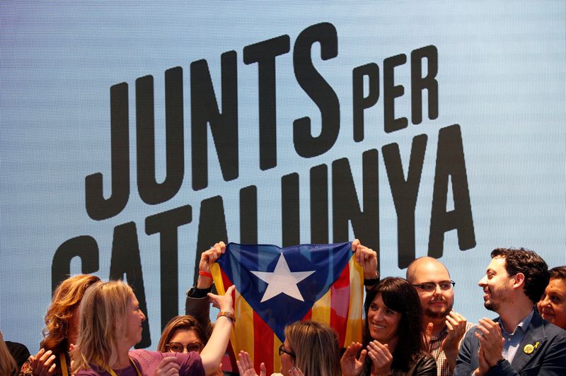 &copy; Reuters. FOTO ARCHIVO: Miembros de "Junts x Catalunya" levantan una bandera "Estelada" (bandera separatista catalana) mientras celebran los resultados de las elecciones al Parlamento Europeo en Barcelona, España, 27 de mayo de 2019. REUTERS/Albert Gea/Foto de arc