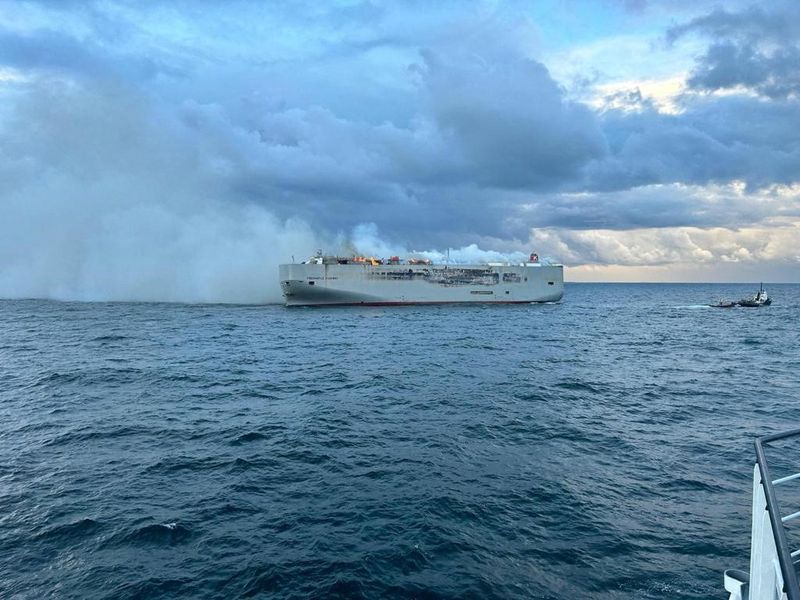 &copy; Reuters. Smoke rises as a fire broke out on the cargo ship Fremantle Highway, at sea on July 26, 2023. Coastguard Netherlands/Handout via REUTERS  