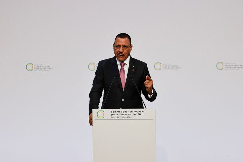 &copy; Reuters. رئيس النيجر محمد بازوم يلقي كلمة خلال الجلسة الافتتاحية لقمة الميثاق المالي العالمي الجديد في  في باريس يوم 22 يونيو حزيران 2023. صورة لرويترز 