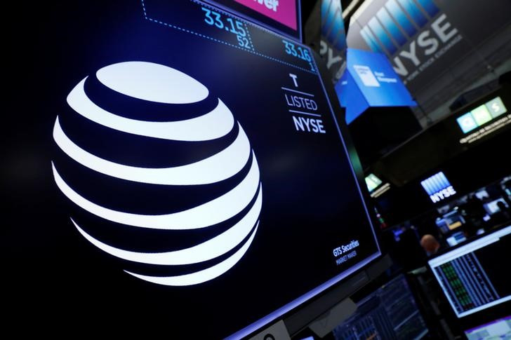 &copy; Reuters. FOTO DE ARCHIVO. El logo de AT&T en la Bolsa de Nueva York, EEUU. 13 de junio de 2018.  REUTERS/Brendan McDermid