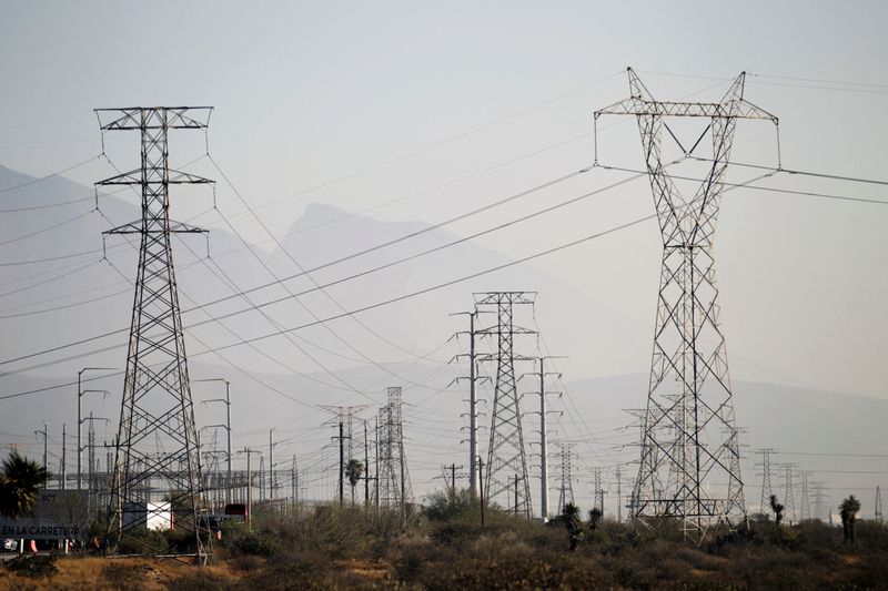 &copy; Reuters. FOTO DE ARCHIVO: Una vista general muestra las líneas eléctricas de alta tensión propiedad de la empresa eléctrica estatal mexicana conocida como Comisión Federal de Electricidad (CFE), en Santa Catarina, en las afueras de Monterrey, México. 9 de fe