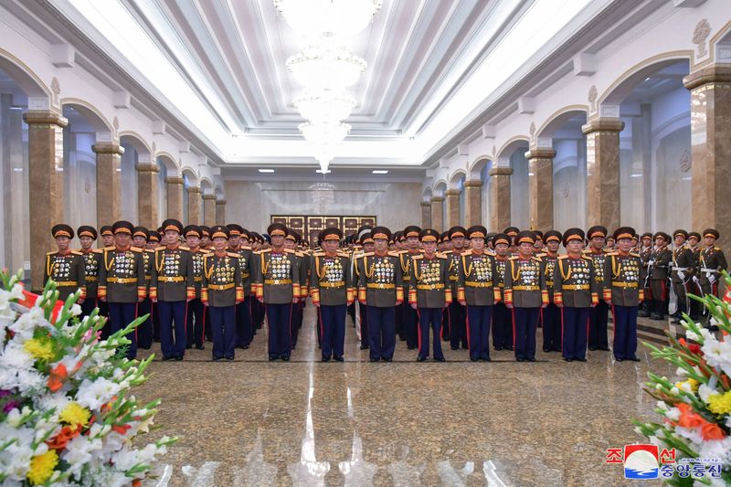 &copy; Reuters. Comandantes do Exército Popular da Coreia visitam Palácio do Sol de Kumusan, em Pyongyang, na Coreia do Norte, em comemoração dos 70 anos do armísticio da Guerra da Coreia
28/07/2023 KCNA via REUTERS