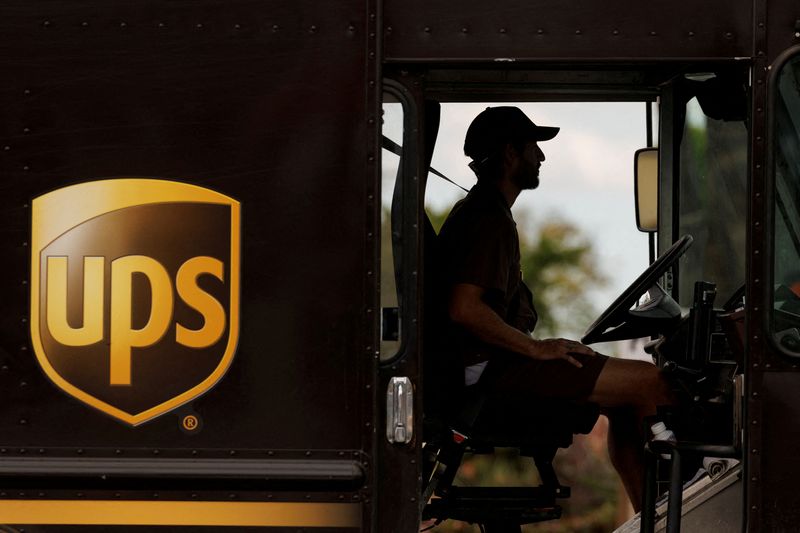 © Reuters. FILE PHOTO: A UPS delivery van is driven long a city street in Garden Grove, California, U.S., March 29, 2022.   REUTERS/Mike Blake/File Photo