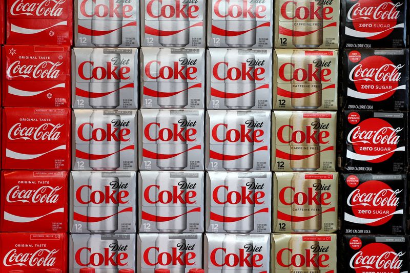 &copy; Reuters. FOTO ARCHIVO: Cajas de Coca-Cola se ven en una tienda de comestibles en Los Ángeles, California, Estados Unidos. 21 de noviembre, 2017. REUTERS/Lucy Nicholson/Archivo