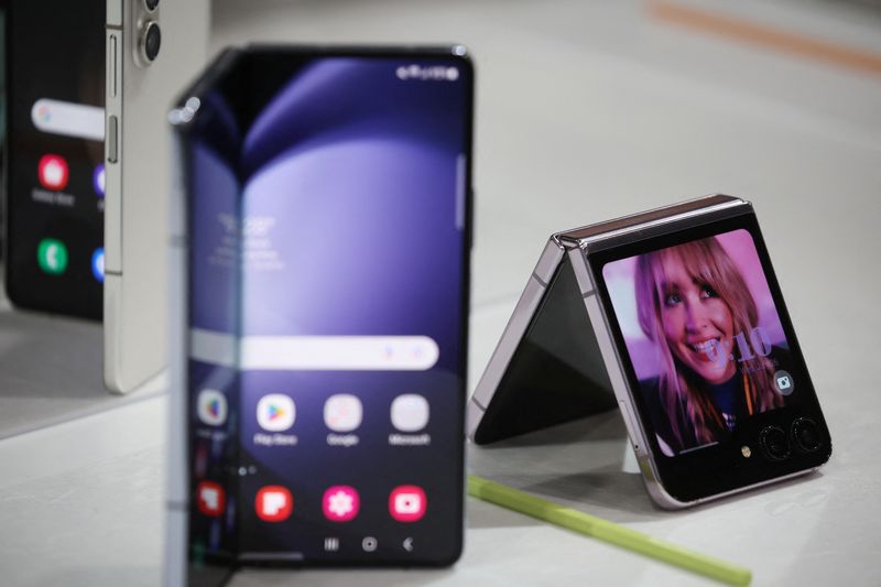 © Reuters. Samsung Electronics’ new Galaxy Z Flip 5 and Z Fold 5 foldable smartphones are pictured during Samsung Galaxy Unpacked 2023 in Seoul, South Korea, July 26, 2023.  REUTERS/Kim Hong-Ji