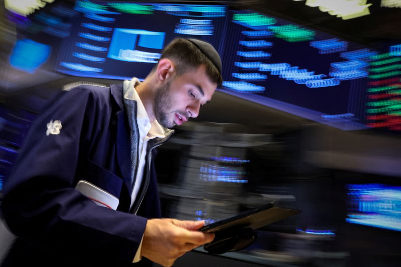 © Reuters. FILE PHOTO: A trader works on the floor of the New York Stock Exchange (NYSE) in New York City, U.S., July 24, 2023.  REUTERS/Brendan McDermid/File Photo