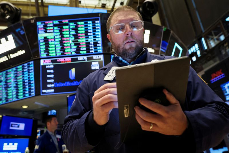 &copy; Reuters. متعامل يتابع حركة تداول الأسهم داخل بورصة نيويورك في 15 نوفمبر تشرين الثاني 2022 . تصوير : برندان مكدرميد - رويترز .  