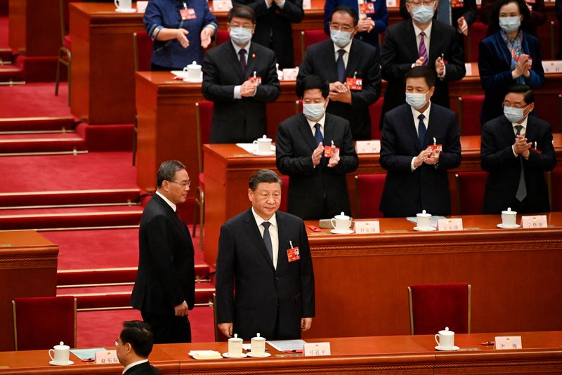 &copy; Reuters. Le président chinois Xi Jinping et Li Qiang, membre du comité permanent du Politburo, arrivent à la quatrième session plénière de l'Assemblée populaire nationale (APN) au Grand Hall du Peuple à Pékin, en Chine. /Photo prise le 11 mars 2023/REUTER