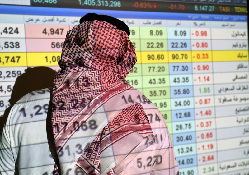 &copy; Reuters. متعامل يتابع حركة تداول الأسهم داخل سوق الأوراق المالية بالرياض في صورة من أرشيف رويترز .  