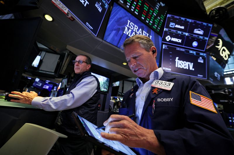 © Reuters. Traders work on the floor of the New York Stock Exchange (NYSE) in New York City, U.S., July 26, 2023.  REUTERS/Brendan McDermid
