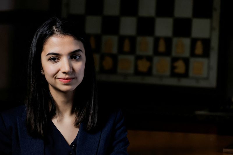 &copy; Reuters. لاعبة الشطرنج الإيرانية سارة سادات خادم الشريعة خلال مقابلة مع رويترز في إسبانيا يوم 15 فبراير شباط 2023. تصوير: جون نازكا - رويترز.