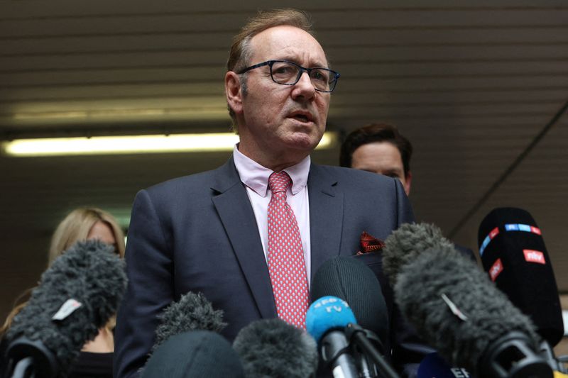 © Reuters. Actor Kevin Spacey speaks with the media outside Southwark Crown Court after he was found not guilty on charges related to allegations of sexual offenses, in London, Britain, July 26, 2023. REUTERS/Susannah Ireland