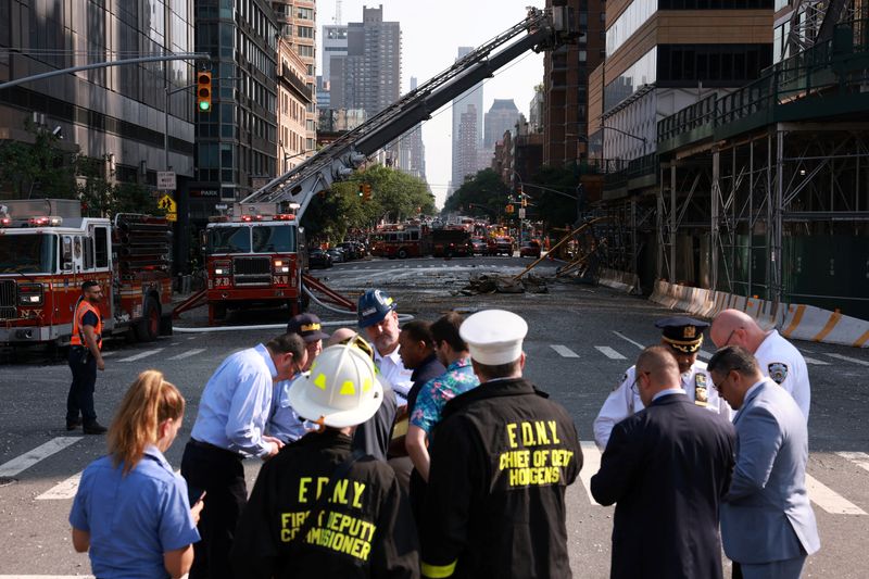 &copy; Reuters. Integrantes do Corpo de Bombeiros e outros trabalham depois que um guindaste de construção pegou fogo em um prédio em Manhattan, Nova York
26/07/2023
REUTERS/Amr Alfiky