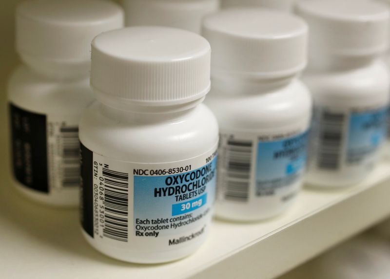&copy; Reuters. FILE PHOTO: Bottles of prescription painkiller Oxycodone Hydrochloride, 30mg pills, made by Mallinckrodt sit on a shelf at a local pharmacy, in Provo, Utah, U.S., April 25, 2017. REUTERS/George Frey/File Photo