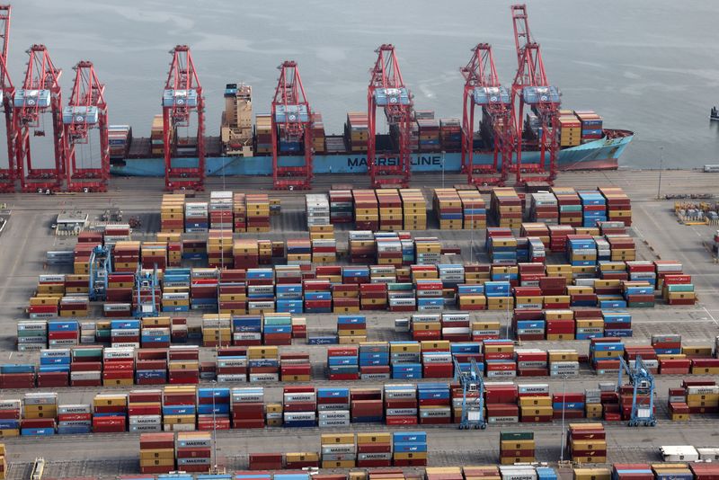 &copy; Reuters. FILE PHOTO: Shipping containers are unloaded from a ship at a container terminal at the Port of Long Beach-Port of Los Angeles complex, amid the coronavirus disease (COVID-19) pandemic, in Los Angeles, California, U.S., April 7, 2021. REUTERS/Lucy Nichols