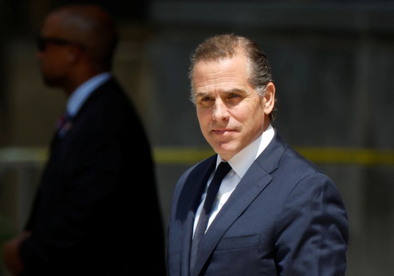 © Reuters. Hunter Biden, son of U.S. President Joe Biden, departs federal court after a  plea hearing on two misdemeanor charges of willfully failing to pay income taxes in Wilmington, Delaware, U.S. July 26, 2023. REUTERS/Jonathan Ernst