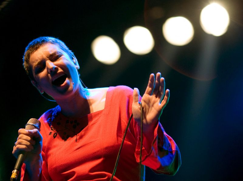 &copy; Reuters. FILE PHOTO: Irish singer Sinead O'Connor performs during the Masstival music festival in Istanbul July 14, 2007.    REUTERS/Fatih Saribas/File Photo