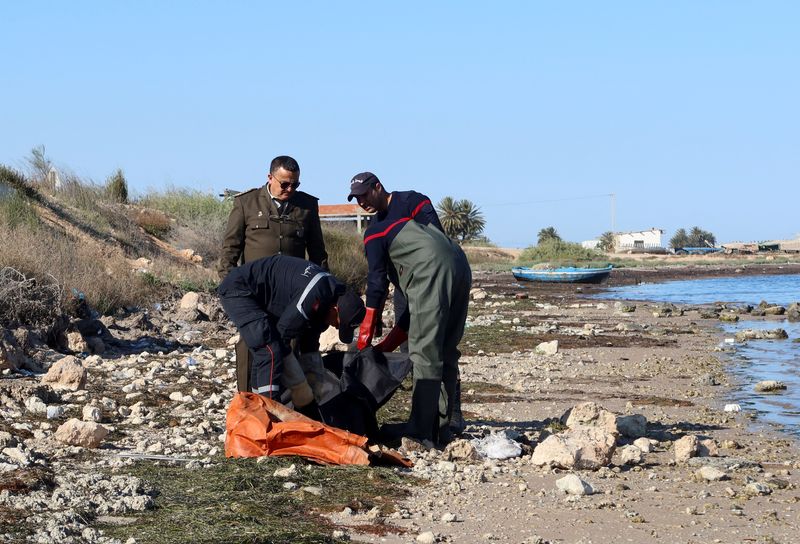 © Reuters. قوات خفر السواحل التونسية تنتشل جثة تقول إنها لمهاجر غارق على سواحل مدينة صفاقس في 26 أبريل نيسان 2023 . تصوير : جهاد عبدلاوي - رويترز .  