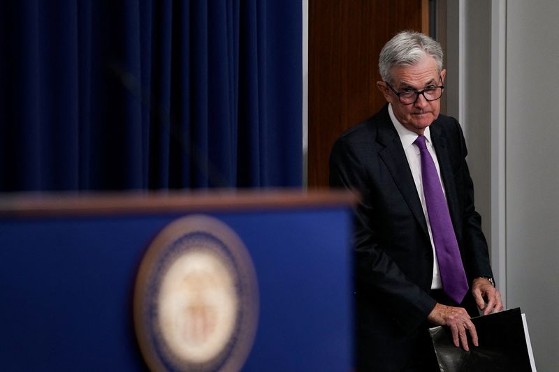 © Reuters. U.S. Federal Reserve Board Chairman Jerome Powell arrives to a news conference following a closed two-day meeting of the Federal Open Market Committee on interest rate policy in Washington, U.S., July 26, 2023. REUTERS/Elizabeth Frantz