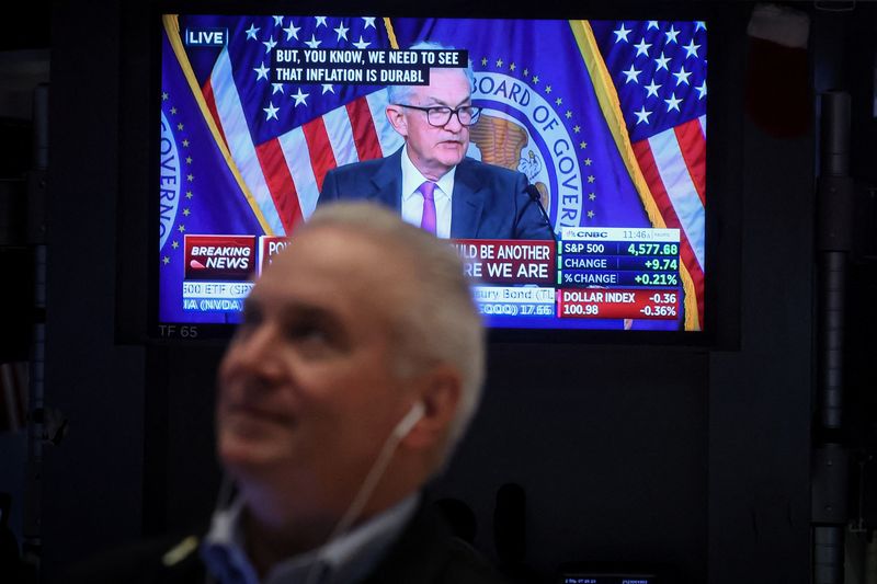 &copy; Reuters. Les traders réagissent à l'annonce des taux d'intérêt de la Fed sur le parquet de la Bourse de New York.  /Photo prise le 26 juillet 2023/REUTERS/Brendan McDermid