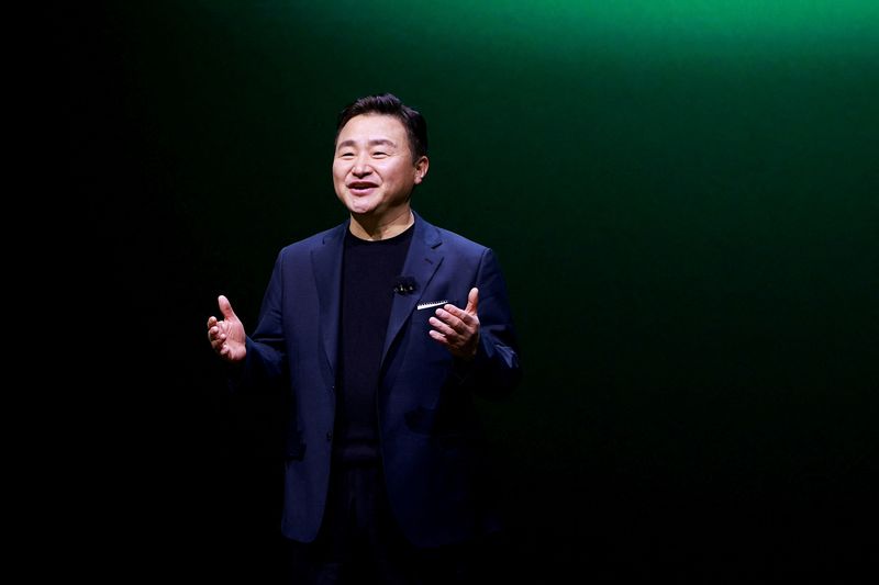 &copy; Reuters. FILE PHOTO: TM Roh, President and Head of Mobile eXperience Business at Samsung Electronics speaks during his keynote address as Samsung Electronics unveils its latest flagship smartphones in San Francisco, California, U.S. February 1, 2023. REUTERS/Peter