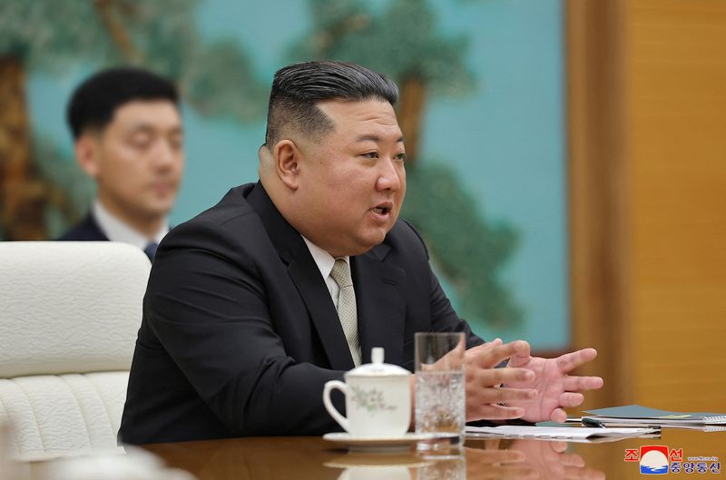 &copy; Reuters. زعيم كوريا الشمالية كيم جونج أون خلال اجتماع في بيونجيانج بكوريا الشمالية يوم الأربعاء. صورة لرويترز من وكالة الأنباء المركزية الكورية الش