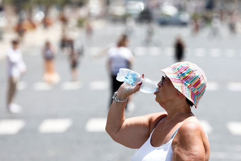 &copy; Reuters. امرأة تشرب الماء في شارع خلال موجة حر في روما بإيطاليا يوم 19 يوليو تموز 2023. تصوير: ريمو كاسيلي- رويترز.
