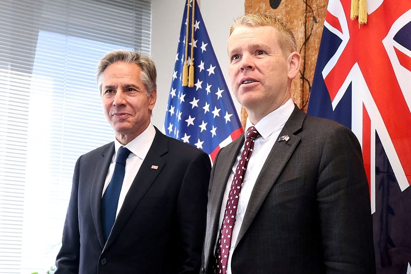 &copy; Reuters. 　ブリンケン米国務長官は２７日、米英豪による安全保障の枠組み「ＡＵＫＵＳ（オーカス）」にニュージーランドが関与する扉は開かれていると表明した。写真はヒプキンス首相（右）と