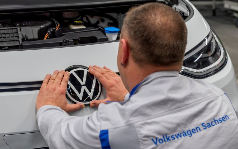 &copy; Reuters. FILE PHOTO: An employee fixes a VW sign at a production line of the electric Volkswagen model ID.3 in Zwickau, Germany, February 25, 2020. REUTERS/Matthias Rietschel/file photo