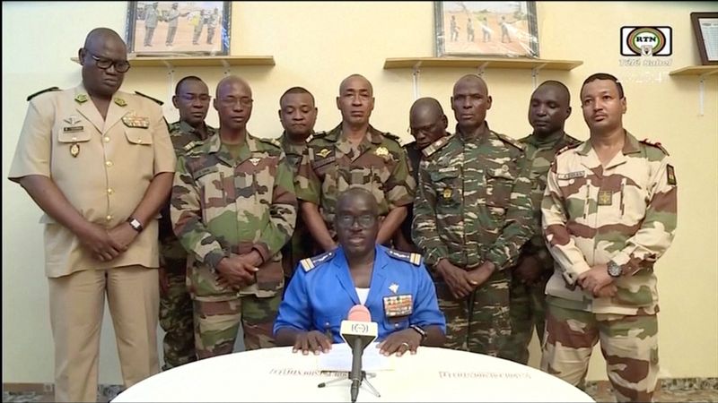 © Reuters. Niger Army spokesman Colonel Major Amadou Adramane speaks during an appearance on national television, after President Mohamed Bazoum was held in the presidential palace, in Niamey, Niger, July 26, 2023 in this still image taken from video.  ORTN/via Reuters TV/Handout via REUTERS  