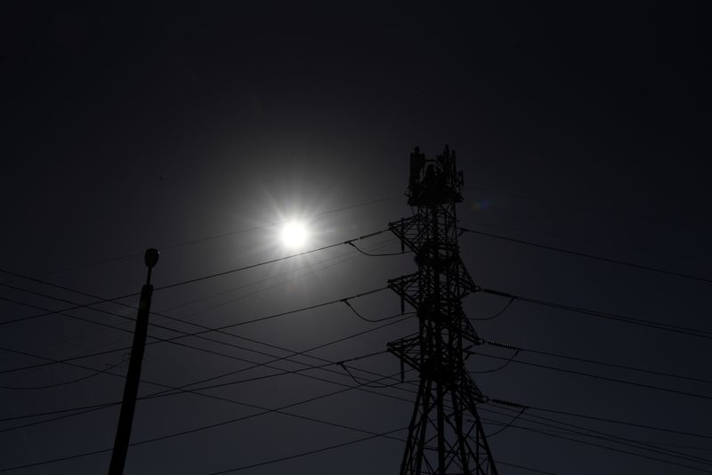 © Reuters. A general view of electric lines as demand for power surges during a period of hot weather in Houston, Texas, U.S. June 27, 2023. REUTERS/Callaghan O’Hare