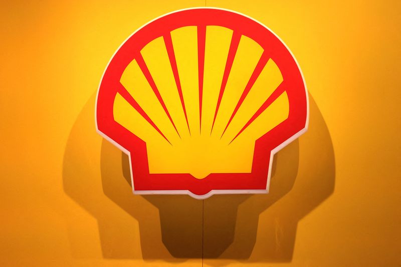 &copy; Reuters. FILE PHOTO: The logo of British multinational oil and gas company Shell is displayed during the LNG 2023 energy trade show in Vancouver, British Columbia, Canada, July 12, 2023. REUTERS/Chris Helgren/file photo