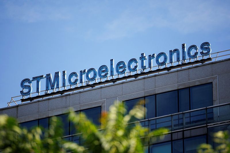 &copy; Reuters. Il logo di STMIcroelectronics fuori da un edificio aziendale a Montrouge, vicino a Parigi, Francia. REUTERS/Sarah Meyssonnier/file photo