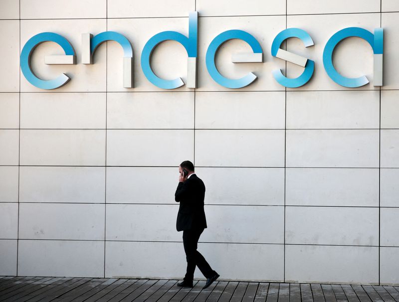 &copy; Reuters. Un uomo sotto al logo di Endesa davanti alla sede centrale dell'azienda a Madrid, Spagna. REUTERS/Andrea Comas/File Photo
