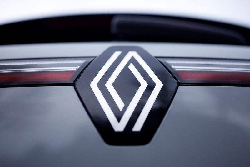 &copy; Reuters. شعار شركة تصنيع السيارات الفرنسية رينو على سيارة يوم 16 فبراير شباط 2023. تصوير: كريستيان هارتمان - رويترز.