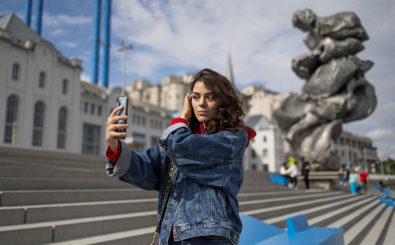 &copy; Reuters. Sabina, 23, adjusts her hair as she poses for a picture in Moscow, Russia July 23, 2023. REUTERS/Maxim Shemetov/File photo