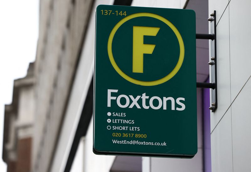 &copy; Reuters. FILE PHOTO-Signage is pictured outside a Foxtons estate agent in London, Britain, March 4, 2023. REUTERS/Henry Nicholls/File Photo
