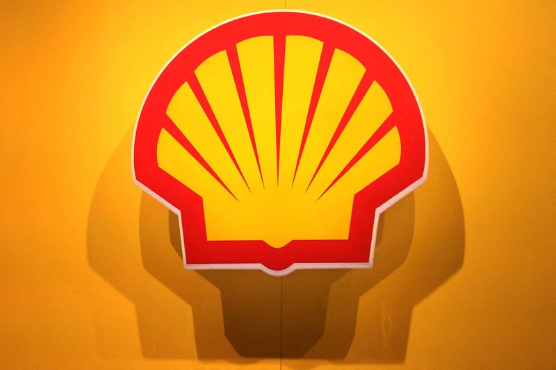 &copy; Reuters. Un logo Shell affiché lors du salon de l'énergie à Vancouver, Colombie-Britannique, Canada. /Photo prise le 12 juillet 2023/REUTERS/Chris Helgren
