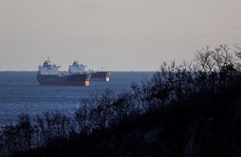 © Reuters. FILE PHOTO: Crude oil tankers lie at anchor in Nakhodka Bay near the port city of Nakhodka, Russia, December 4, 2022. REUTERS/Tatiana Meel/File Photo