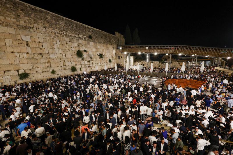 &copy; Reuters. يهود يحيون مناسبة ذكرى خراب الهيكل عند الحائط الغربي في البلدة القديمة بالقدس يوم الأربعاء. تصوير: عمار عوض - رويترز.