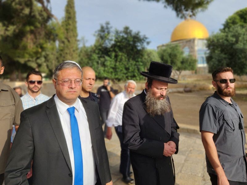 &copy; Reuters. وزير الأمن الوطني الإسرائيلي إيتمار بن غفير في المسجد الأقصى في القدس يوم 21 مايو أيار 2023. لرويترز من إدارة جبل الهيكل.