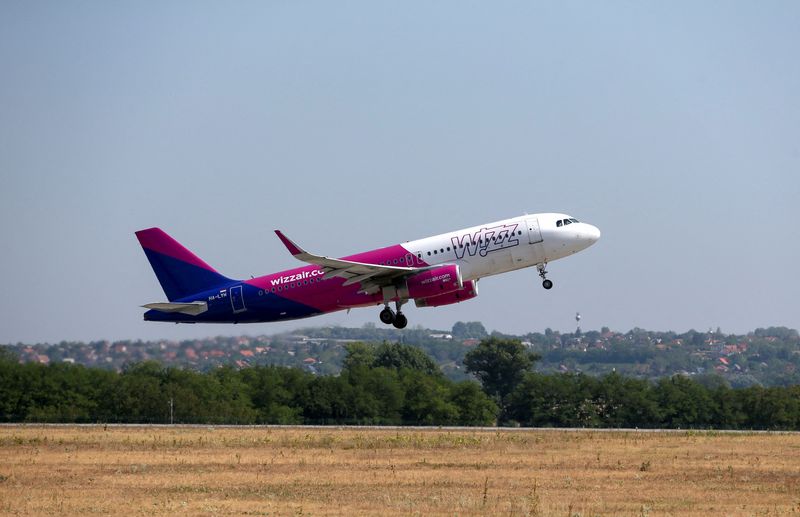 &copy; Reuters. FILE PHOTO: Wizz Air's aircraft takes off from Ferenc Liszt International Airport in Budapest, Hungary, August 18, 2022. REUTERS/Bernadett Szabo