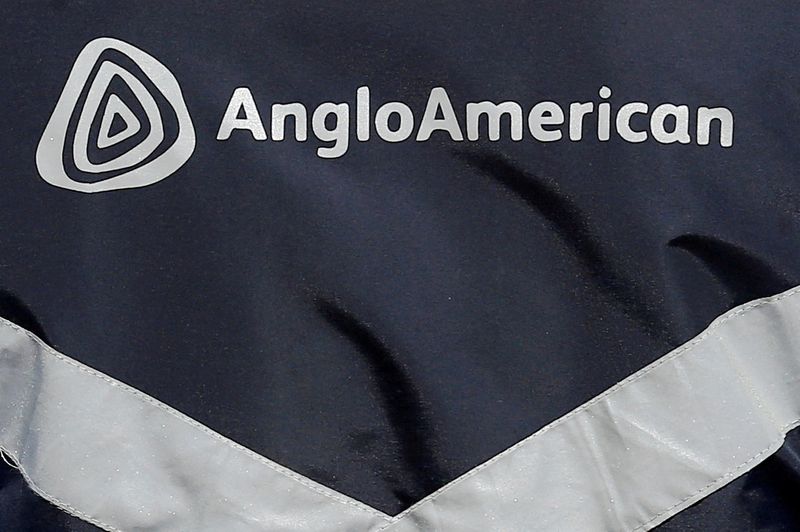 &copy; Reuters. FOTO DE ARCHIVO. El logo de Anglo American en una chaqueta de un empleado de la mina de cobre Los Bronces, en las afueras de Santiago, Chile. 14 de marzo de 2019. REUTERS/Rodrigo Garrido