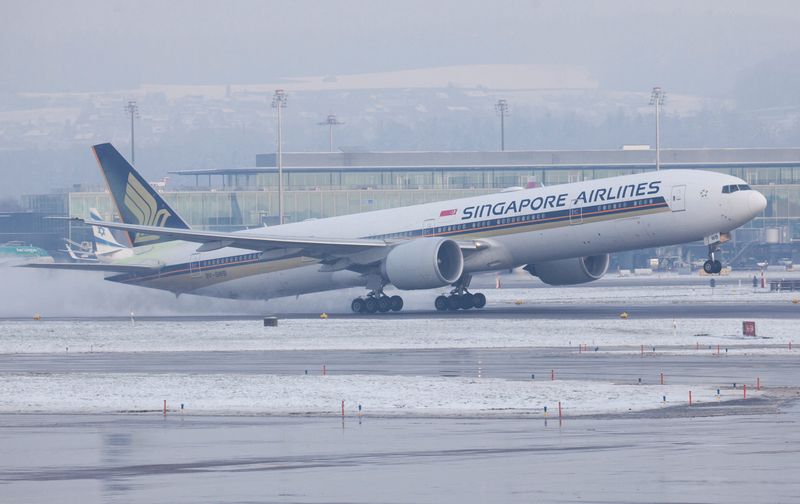 &copy; Reuters. FILE PHOTO: A Boeing 777-312ER aircraft of Singapore Airlines takes off during cold winter weather from Zurich Airport near Ruemlang, Switzerland, December 14, 2022. REUTERS/Arnd Wiegmann/File Photo
