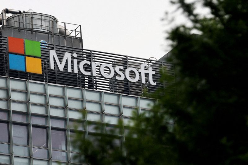 &copy; Reuters. Il logo di Microsoft è raffigurato nell'edificio degli uffici dell'azienda a Pechino, Cina, 25 maggio 2023. REUTERS/Tingshu Wang/File Photo